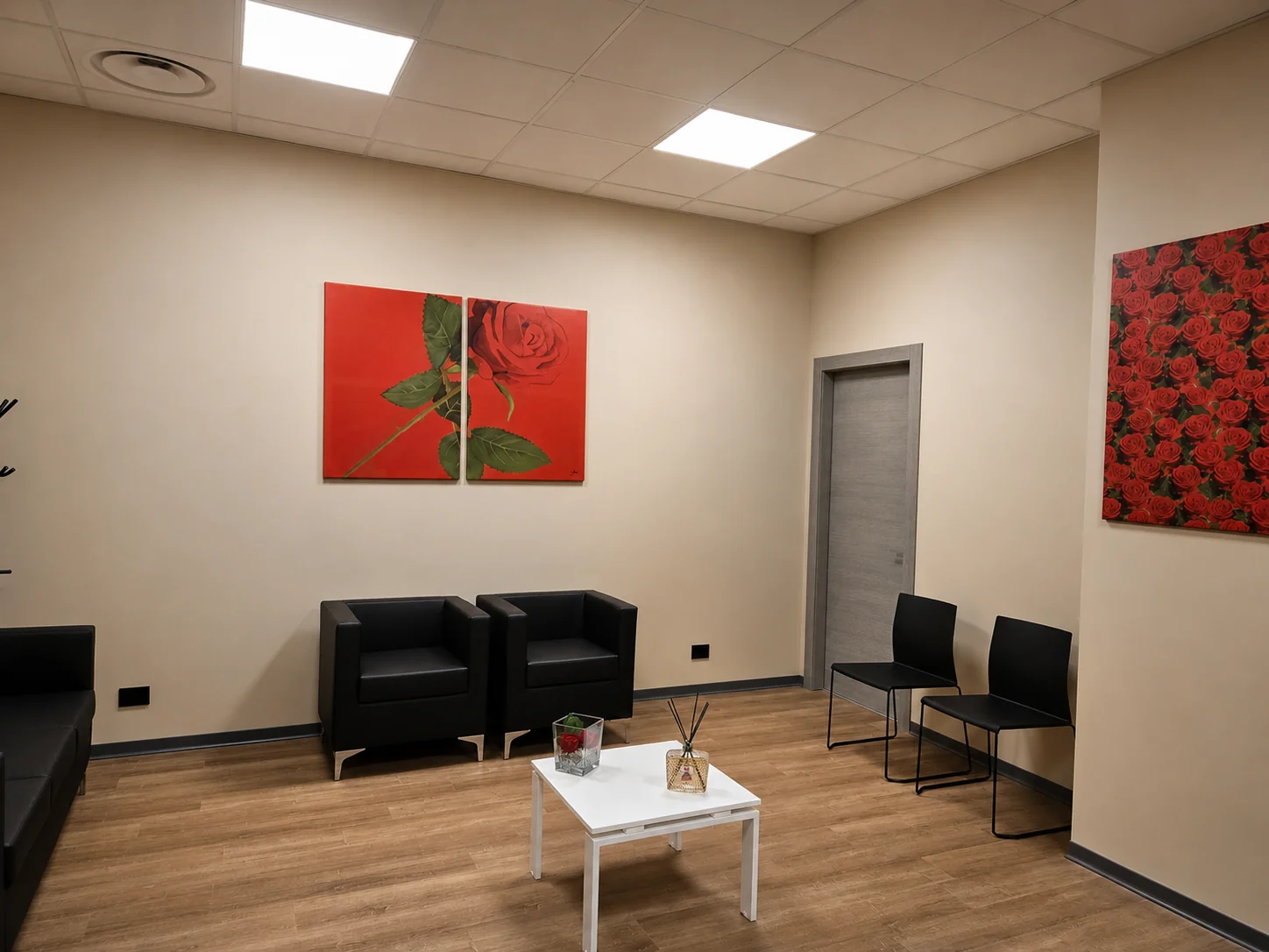 Sala privata della Casa Funeraria Memoria con quadri di rose e poltrone