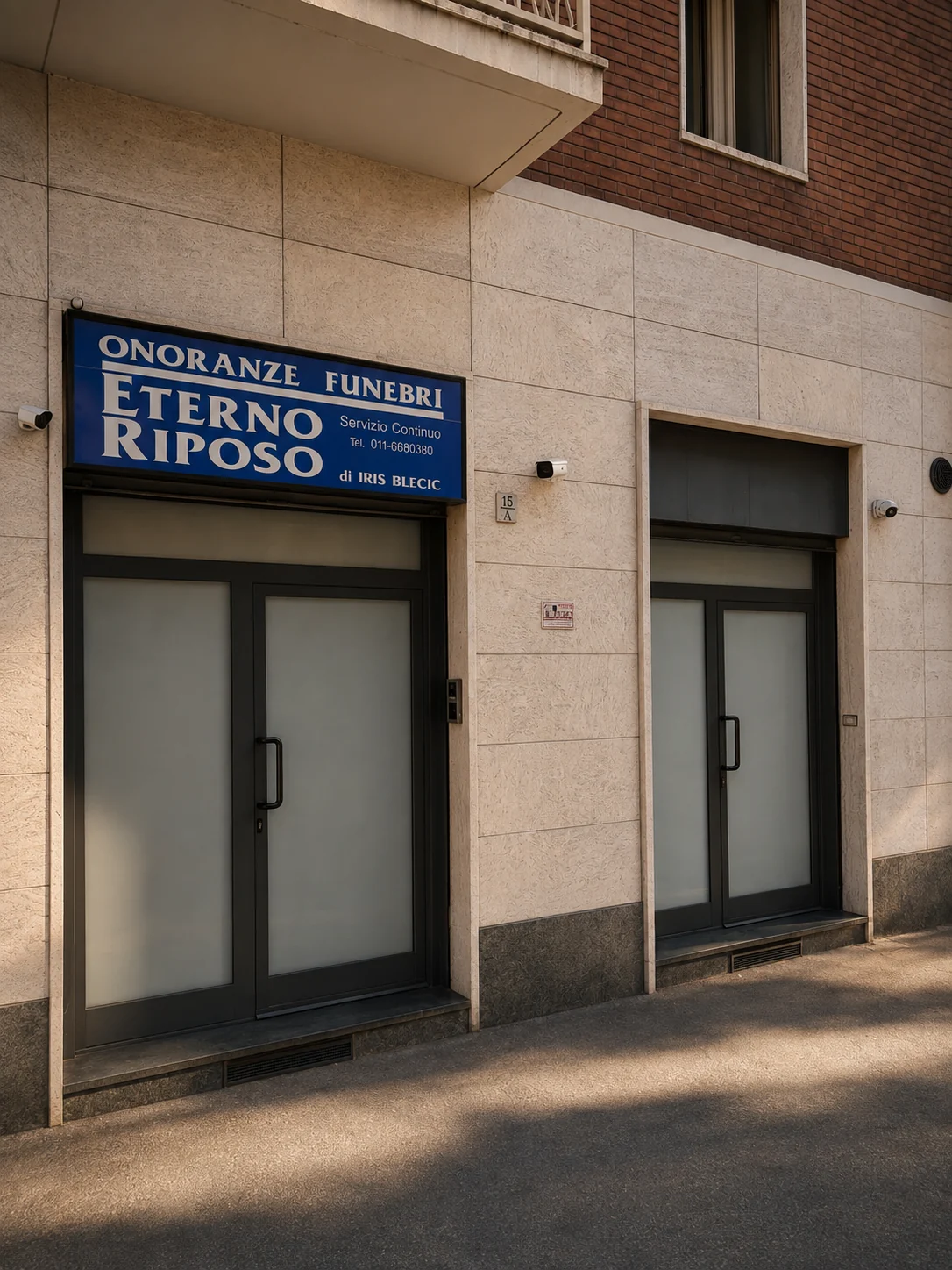 Esterno dell'ufficio Onoranze Funebri Eterno Riposo con l'insegna storica, Via Vincenzo Monti 15/A, Torino