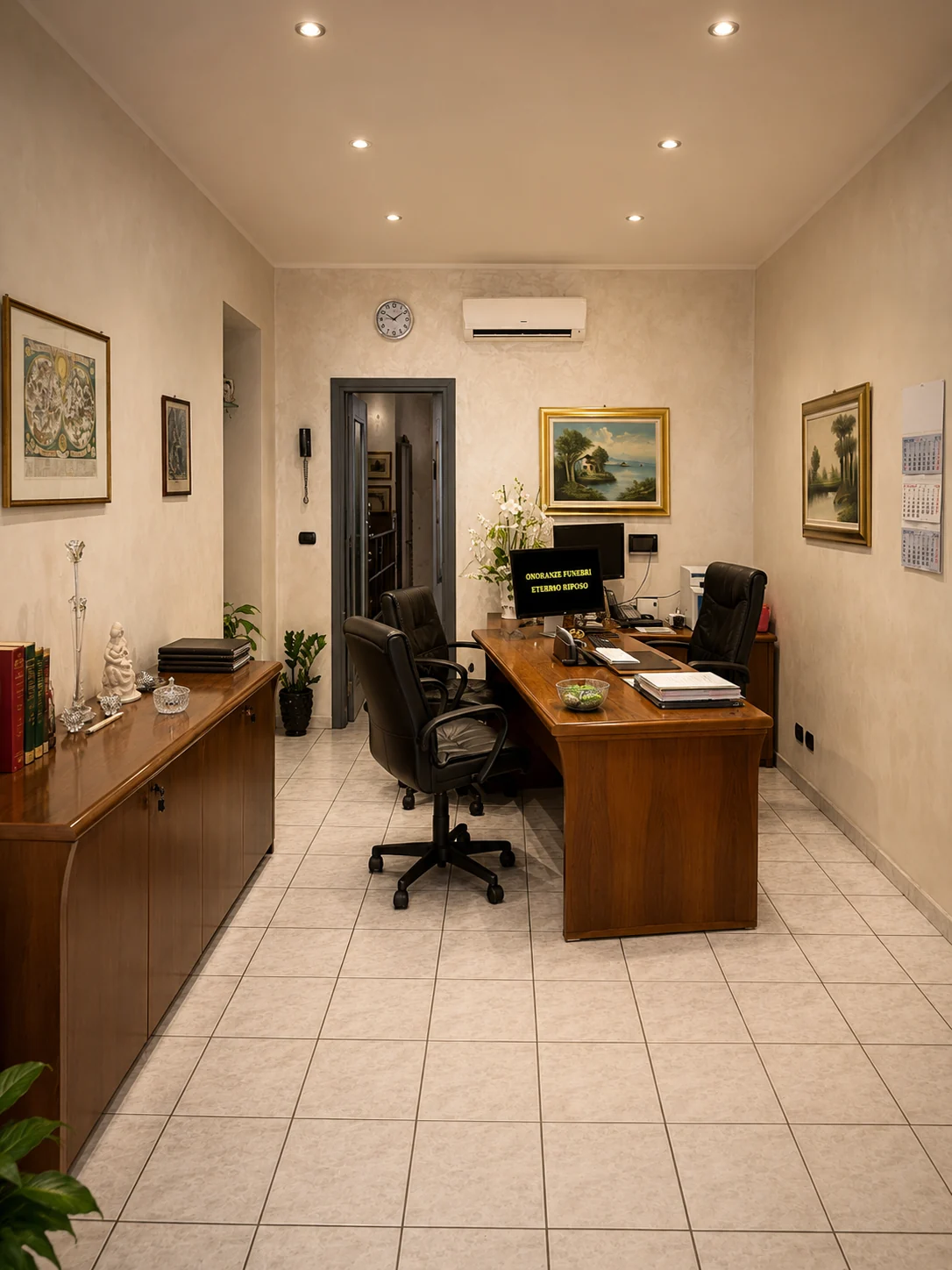 Interno dell'ufficio Onoranze Funebri Eterno Riposo, con scrivania in legno e ambiente accogliente